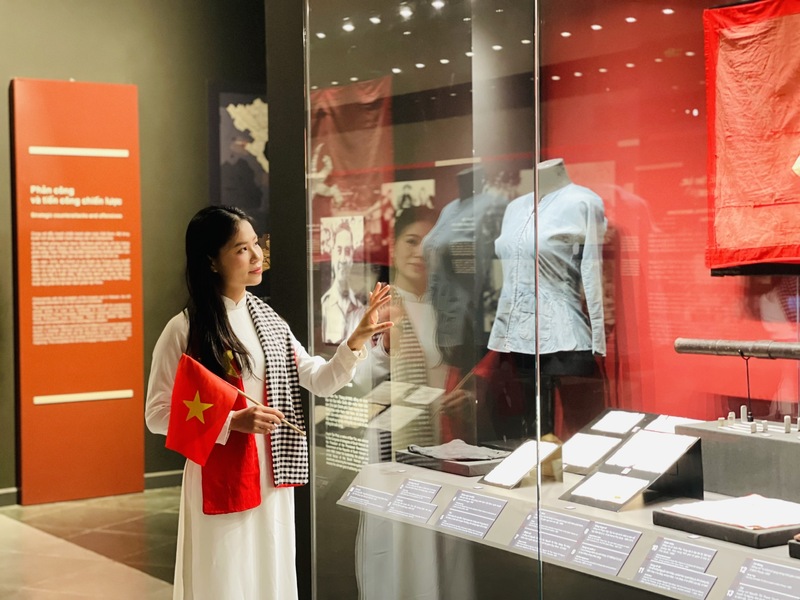 Nhiều bạn trẻ lựa chọn nơi đây để “check-in”, lưu giữ những khoảnh khắc ý nghĩa với lịch sử, lựa chọn trang phục áo dài trắng truyền thống cùng lá cờ đỏ sao vàng rất trang trọng, thể hiện lòng kính trọng với lịch sử dân tộc. Ảnh: Mai Linh