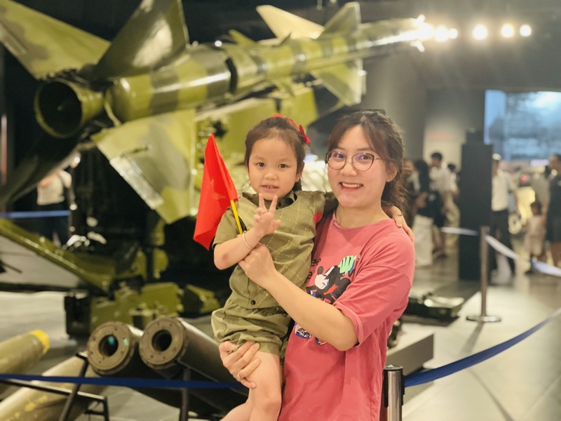 Đặc biệt, trong kỳ nghỉ lễ này, nhiều gia đình cũng lựa chọn đưa con em đến bảo tàng để “ngược dòng thời gian” tìm hiểu về lịch sử dân tộc. Ảnh: Mai Linh
