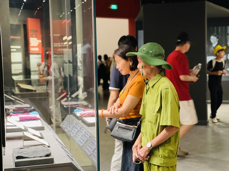 Dù tuổi đã cao, ông Phạm Văn Lịch (bên phải) trú tại tỉnh Bắc Ninh vẫn rất nhiệt huyết cùng con gái và cháu trai vượt hàng trăm cây số để ra Thủ đô dịp nghỉ lễ này. Ảnh: Mai Linh