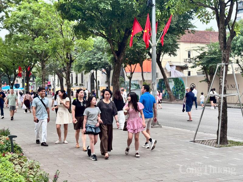 Người dân nô nức tận hưởng không khí mát mẻ của Thủ đô trong dịp lễ Giỗ Tổ Hùng Vương. Ảnh: Minh Hương
