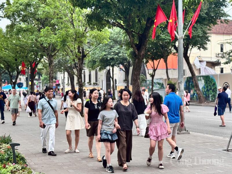 Khép lại ngày lễ Giỗ Tổ Hùng Vương, không gian quanh Hồ Gươm vẫn đong đầy những bước chân thong dong và tiếng cười rộn rã. Giữa dòng người nhiều thế hệ, nhịp sống Thủ đô như chậm lại, lắng đọng trong sự hoà hợp của truyền thống và hiện đại, để lại dư âm ấm áp về một ngày hội đậm bản sắc dân tộc. Ảnh: Minh Hương