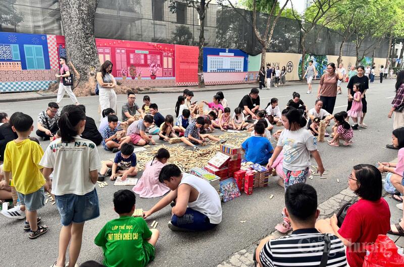 Không khí quanh Hồ Gươm trở nên rộn ràng trong ngày Giỗ Tổ Hùng Vương, khi các gia đình và em nhỏ cùng nhau tham gia những trò chơi dân gian giữa lòng phố đi bộ. Tiếng cười nói vui vẻ, sự tập trung và háo hức của trẻ nhỏ đã tạo nên một bức tranh đời thường ấm áp, in đậm văn hóa truyền thống giữa nhịp sống hiện đại. Ảnh: Minh Hương