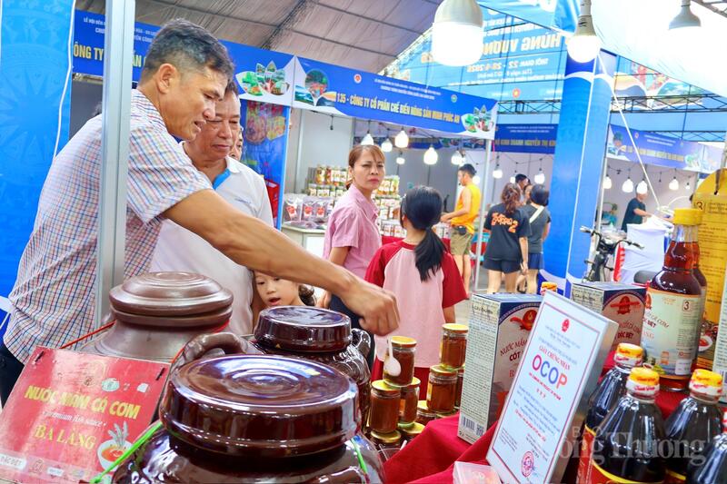Các gian hàng trưng bày đặc sản vùng miền, sản phẩm OCOP thu hút đông đảo người dân và du khách.
