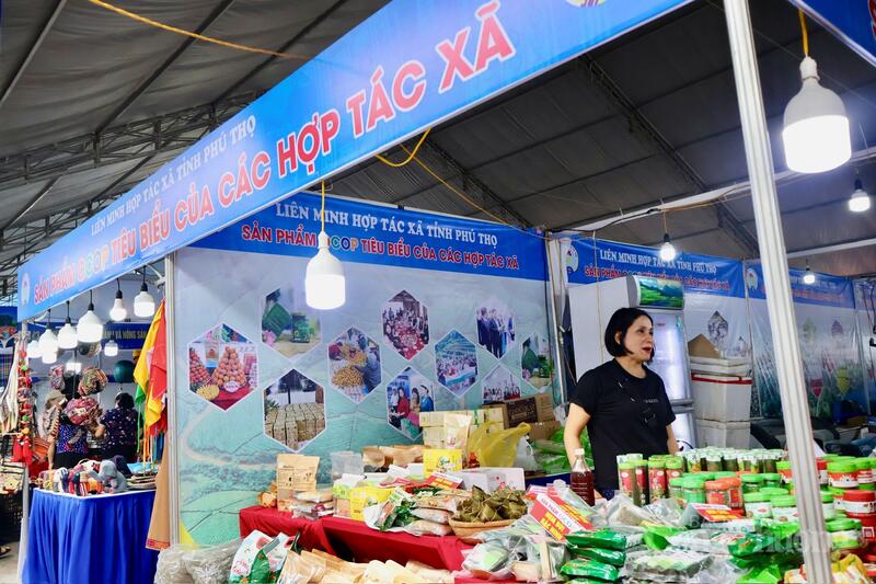 Hội chợ Hùng Vương với nhiều đặc sản vùng miền hút khách tham quan - 5