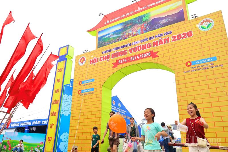 Hội chợ Hùng Vương với nhiều đặc sản vùng miền hút khách tham quan - 1