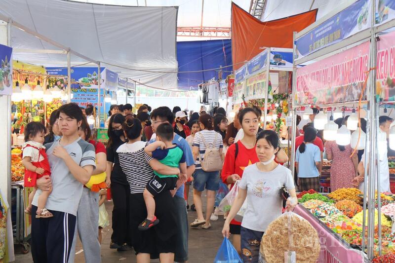 Hội chợ Hùng Vương với nhiều đặc sản vùng miền hút khách tham quan - 2