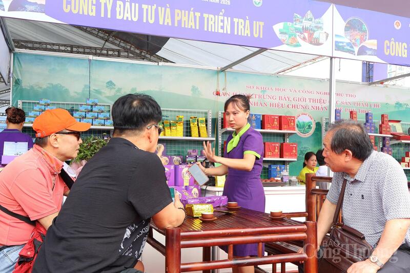 Hoạt động mua sắm diễn ra sôi nổi tại Hội chợ Hùng Vương 2026.