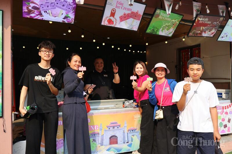 Hội chợ Hùng Vương với nhiều đặc sản vùng miền hút khách tham quan - 17