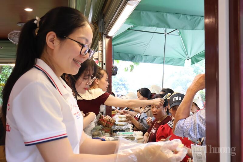 Ngoài ra, nhiều điểm tại Đền Hùng cũng diễn ra các hoạt động giao thương sôi động, thu hút du khách đến từ mọi miền tổ quốc.