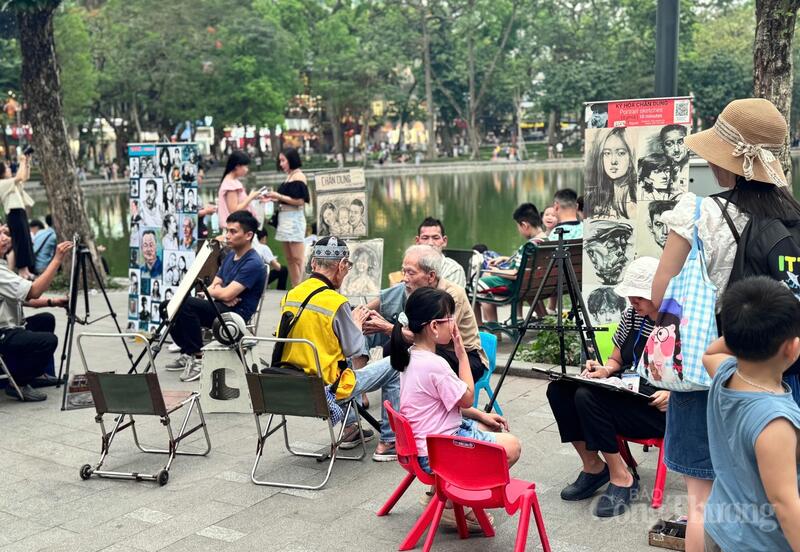 Hồ Gươm những ngày lễ rộn ràng với sắc màu đời sống, nơi du khách dừng chân bên những góc ký họa chân dung và nhịp sinh hoạt bình dị. Mỗi nét vẽ không chỉ lưu giữ khoảnh khắc của người lữ hành, mà còn gửi gắm cảm xúc và cái nhìn riêng của người họa sĩ về Hà Nội. Ảnh: Minh Hương