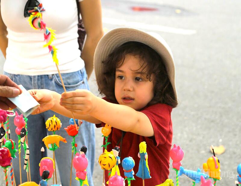 Với nhiều du khách, tò he không chỉ là một món quà lưu niệm, mà còn là trải nghiệm văn hóa độc đáo, gợi cảm giác gần gũi và chân thật. Những hình thù ngộ nghĩnh, được nặn khéo léo từ đôi bàn tay của người thợ, khiến họ không khỏi tò mò và thích thú. Ảnh: Minh Hương