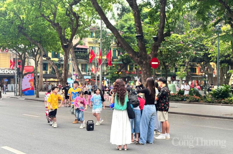 Giữa lòng phố cổ, những bước nhảy dứt khoát và tiếng cười rộn ràng khiến Hà Nội ngày lễ trở nên gần gũi, dịu dàng hơn bao giờ hết. Không còn vội vã, thành phố như chậm lại để ai cũng kịp tận hưởng từng khoảnh khắc bình yên. Ảnh: Minh Hương