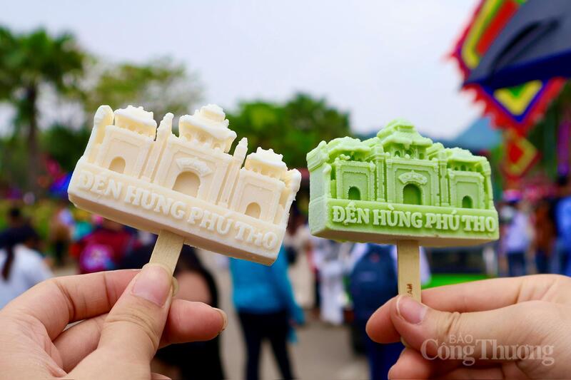 Những que kem “check-in” độc đáo tại Đền Hùng thu hút đông khách tham quan trải nghiệm. Ảnh: Phương Hà/ Thuý Hường