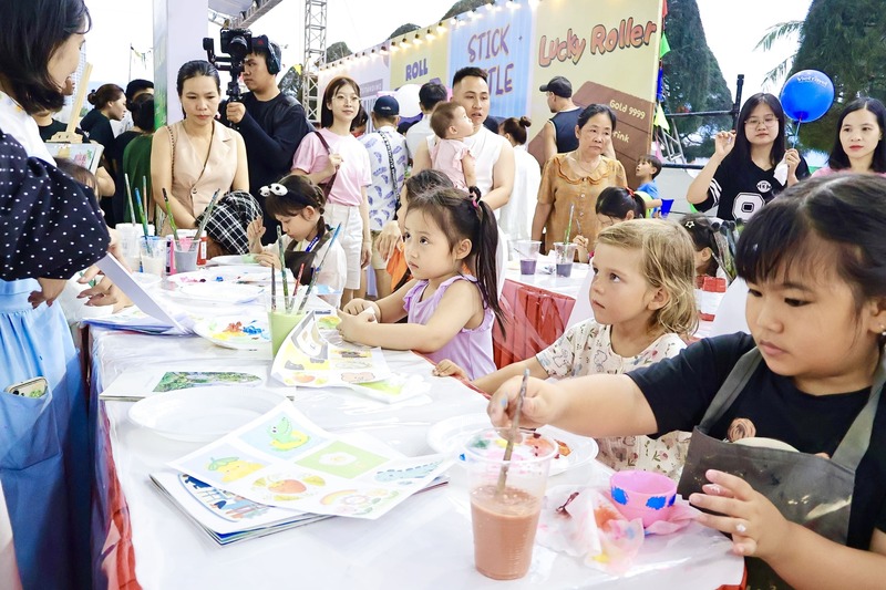 Chương trình còn tạo không gian riêng để các em nhỏ cũng được hòa mình vào không khí lễ hội, thỏa sức sáng tạo và vui chơi trong các hoạt động phù hợp lứa tuổi. Ảnh: Diễm Phúc