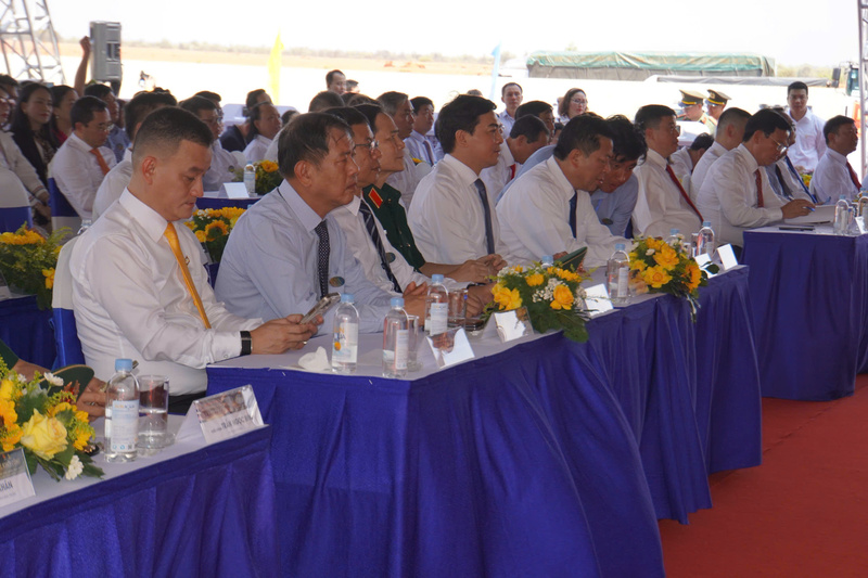 Các đại biểu tham dự lễ khởi công. Ảnh: Lê Sơn