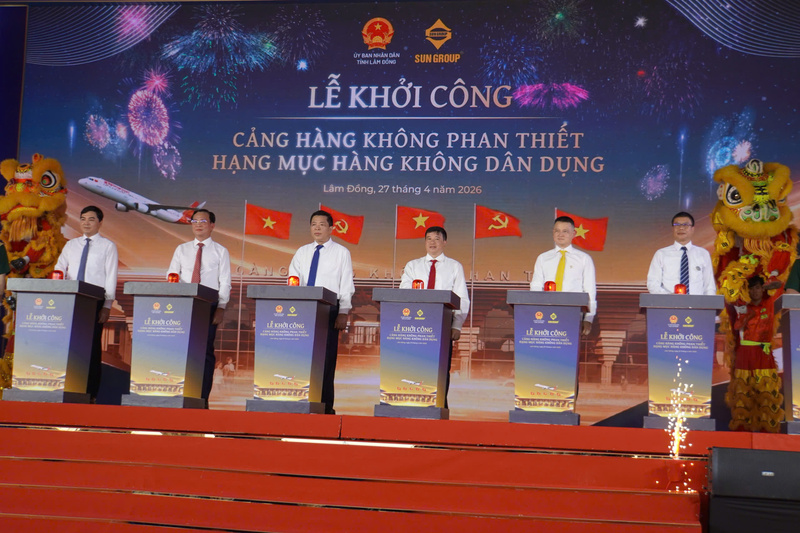 Các đại biểu thực hiện nghi thức nhấn nút khởi công dự án. Ảnh: Lê Sơn