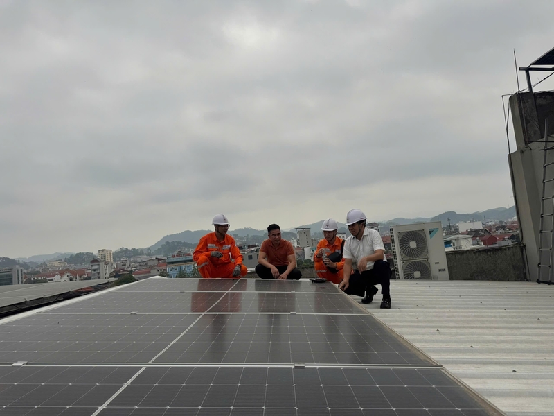 Công ty Điện lực Lạng Sơn tích cực tư vấn, hướng dẫn khách hàng lắp đặt hệ thống điện mặt trời mái nhà theo mô hình tự sản xuất, tự tiêu thụ.