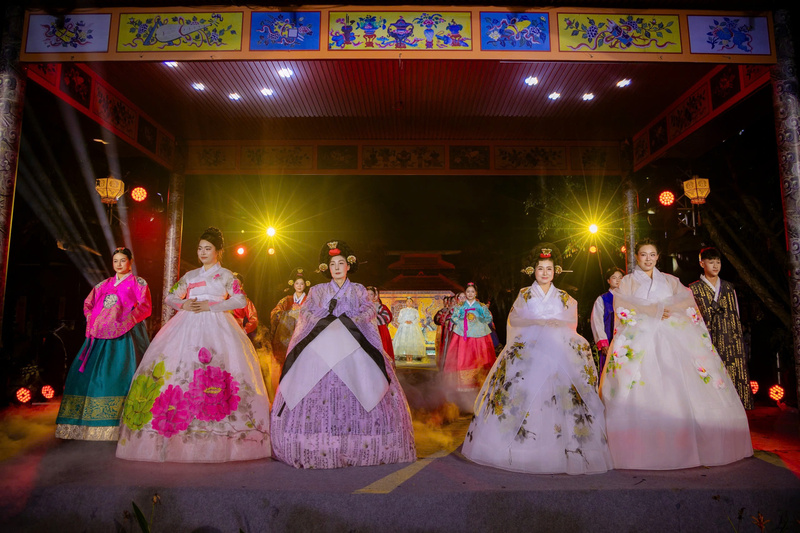 Tiết mục trình diễn Áo dài Huế kết hợp Hanbok trong chương trình "Hoàng cung huyền ảo". Ảnh: Nguyễn Tuấn