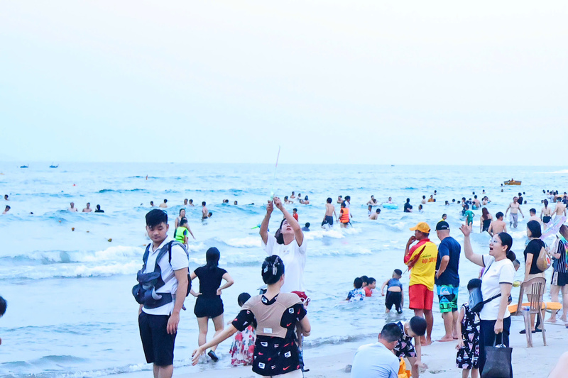 Ông Nguyễn Đức Vũ - Giám đốc Ban quản lý bán đảo Sơn Trà và các bãi biển du lịch Đà Nẵng cho biết đơn vị đã điều động 100% lực lượng tuần tra liên tục trên bãi tắm, cùng với thiết kế cắm hệ thống biển hiệu hướng dẫn, cảnh báo để bảo vệ người dân và du khách. Ảnh: Diễm Phúc