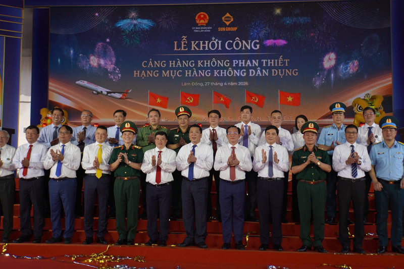 Các đại biểu chụp ảnh lưu niệm tại lễ khởi công. Ảnh: Lê Sơn