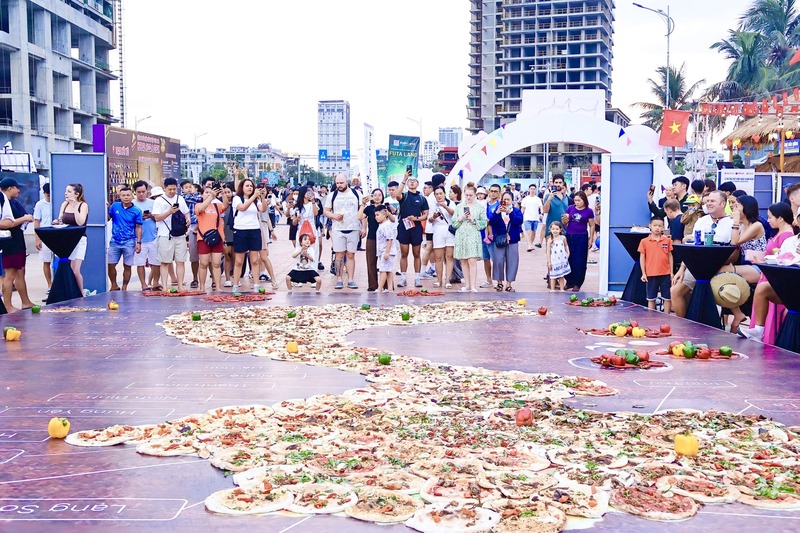 Du khách và người dân thích thú check-in với bản đồ Việt Nam được làm từ bánh Pizza – điểm nhấn nổi bật trong Lễ hội Pizza quốc tế Đà Nẵng 2026. Ảnh: Diễm Phúc