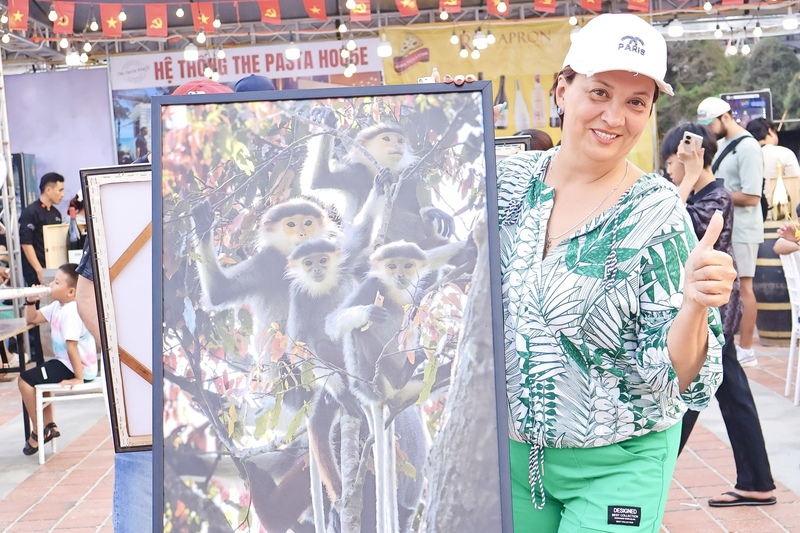 Du khách Alina (đến từ Anh) bày tỏ: “Có thể nói Đà Nẵng luôn mang đến một không khí rất sôi động, mới mẻ, chúng tôi hoàn toàn có thể hòa mình vào các sự kiện à không có rào cản nào cả. Đặc biệt con tôi rất thích với các trò chơi trên biển và lễ hội về đêm của thành phố này”. Ảnh: Diễm Phúc