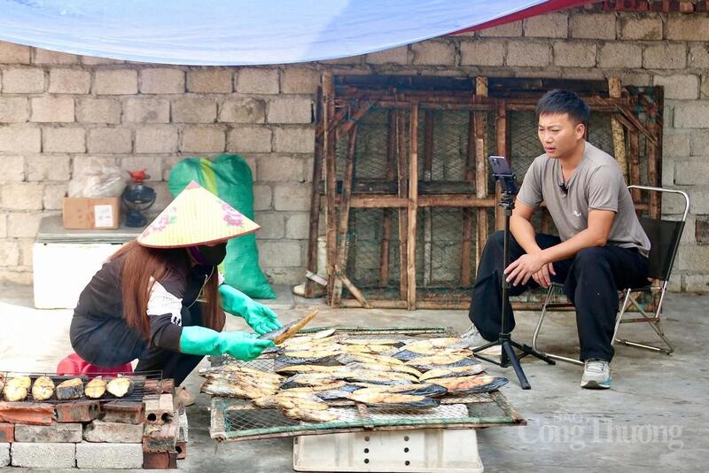 Nhiều người dân vùng biển xứ Thanh đã tự tin, sử dụng điện thoại quay về những sản phẩm đặc trưng của biển, giới thiệu đến với khách hàng trên khắp cả nước. Ảnh: Ngô Nhung