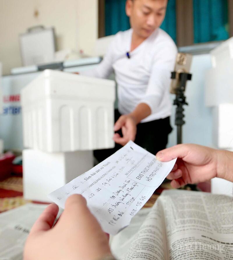 Những đơn hàng khách đặt đi các tỉnh và được anh Sâm đóng gói cẩn thận. Ảnh: Ngô Nhung