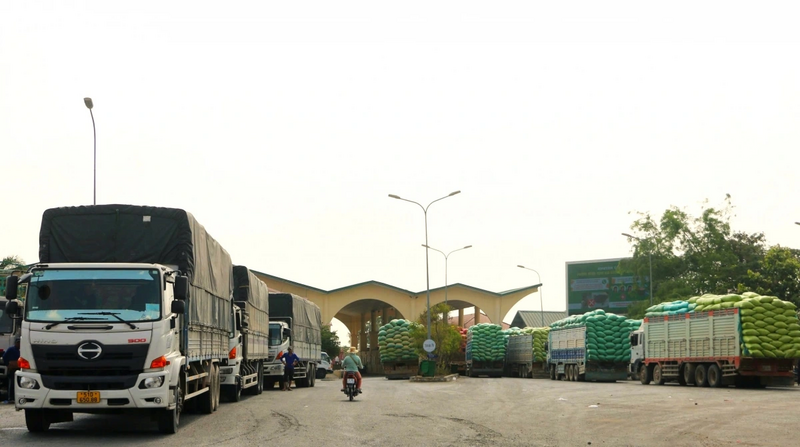 Hoạt động xuất nhập khẩu hàng hóa tại khu vực cửa khẩu quốc tế Cửa khẩu quốc tế Tịnh Biên ngày càng sôi động, góp phần đưa An Giang trở thành đầu mối giao thương quan trọng của vùng Tây Nam Bộ. Ảnh: Phan Ánh