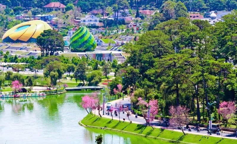 Nhắc đến thời điểm du lịch Đà Lạt, nơi này nổi bật với 4 mùa mang nét đặc trưng riêng gồm mùa xuân se lạnh trong lành, mùa hè trốn nóng dễ chịu, mùa thu lãng mạn và mùa đông sương mù dày đặc. Ảnh: phetravel