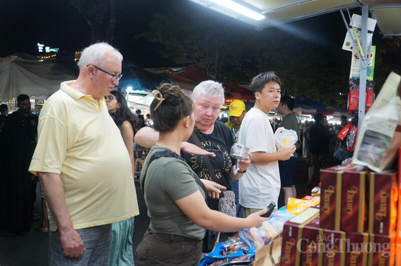 Những ngày này, chợ đêm Sơn Trà đón hàng chục nghìn lượt du khách đến tham quan, mua sắm, thưởng thức ẩm thực.