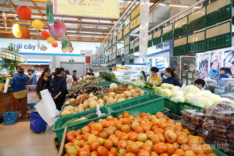 Hàng hóa tại siêu thị dồi dào kèm nhiều chương trình khuyến mại kích cầu tiêu dùng.