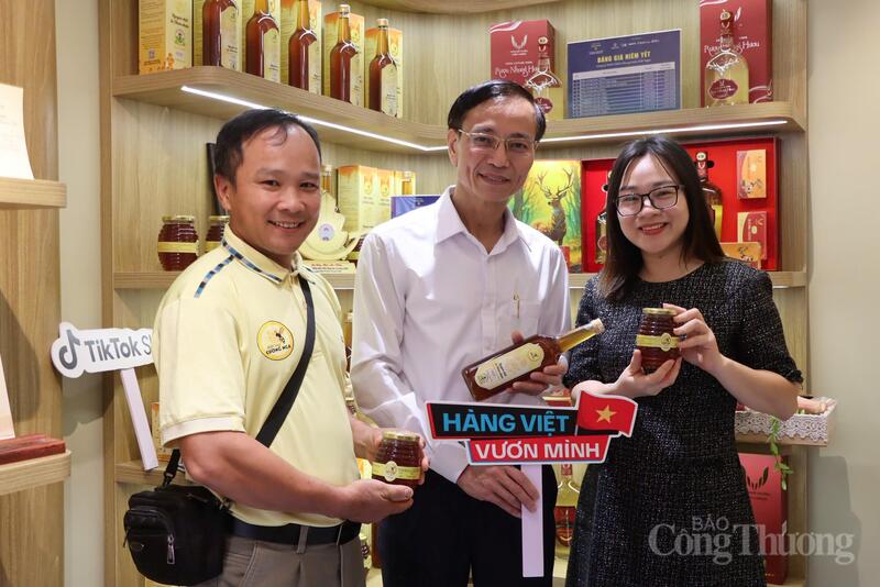 Giám đốc Sở Công Thương Hà Tĩnh Lê Trung Phước đồng hành cùng doanh nghiệp tỉnh nhà. Ảnh: Thành Đô