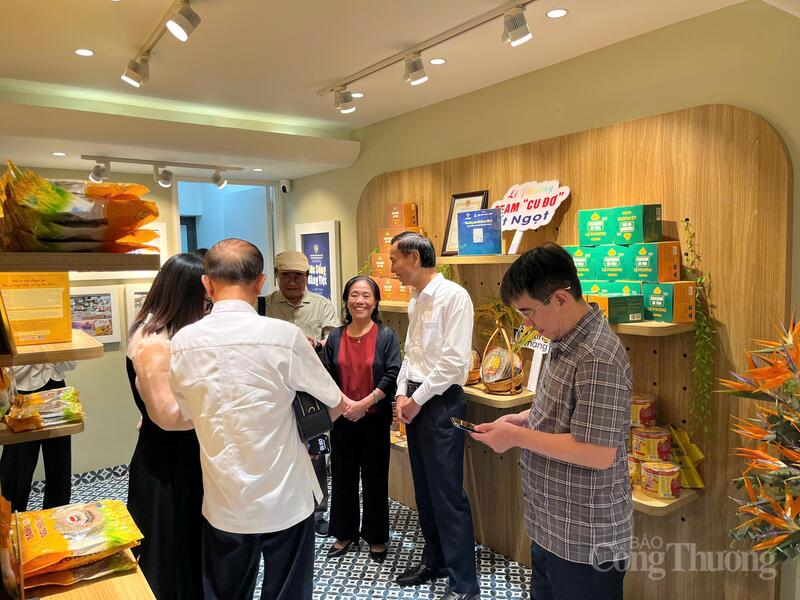 Gian hàng tỉnh Hà Tĩnh thu hút đông đảo khách hàng Thủ đô. Ảnh: Thành Đô