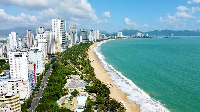 Hệ sinh thái du lịch tại Nha Trang tương đối hoàn chỉnh với nhiều khu nghỉ dưỡng ven biển, tổ hợp vui chơi giải trí và dịch vụ hải sản phong phú. Du khách đến đây có thể linh hoạt lựa chọn các hình thức trải nghiệm từ nghỉ dưỡng cao cấp đến tour đảo bình dân, phù hợp với nhiều mức ngân sách và nhu cầu khác nhau - Ảnh: Tuổi trẻ