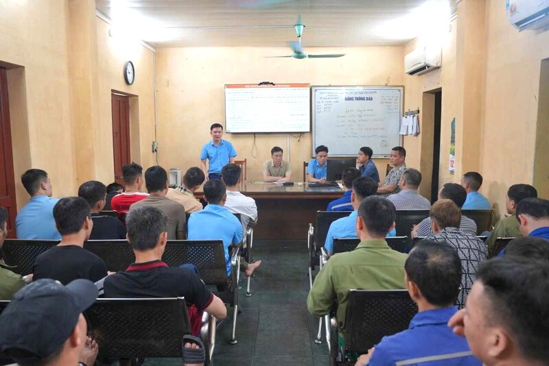 Các Phó giám đốc Công ty và Quản đốc, Phó quản đốc các đơn vị của Công ty Than Quang Hanh trực tiếp huấn luyện cho người lao động. Ảnh: TKV.