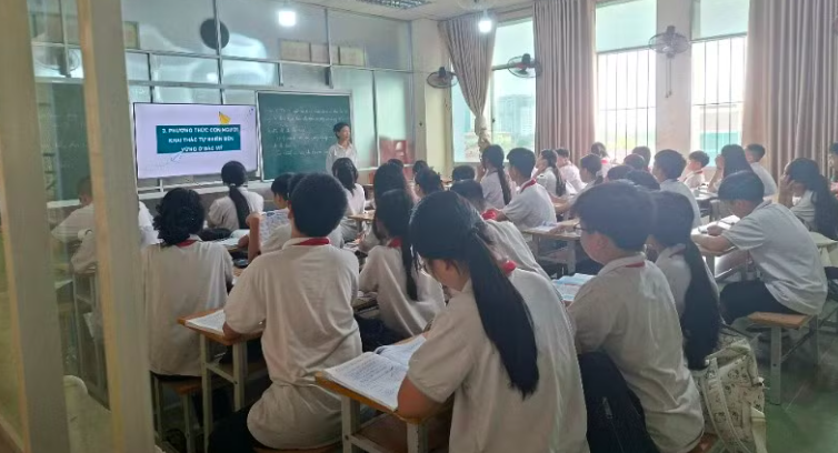 Học sinh học trong điều kiện phòng học chật chội, vào những ngày thời tiết nắng sẽ rất nóng. Ảnh: Nhân dân