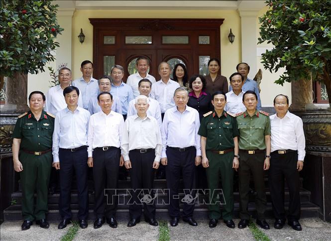 Tổng Bí thư, Chủ tịch nước Tô Lâm cùng Đoàn công tác Trung ương đến thăm nguyên Chủ tịch nước Nguyễn Minh Triết. Ảnh: Thống Nhất/TTXVN