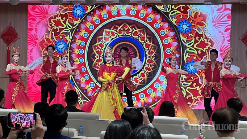 Chương trình giới thiệu văn hóa, du lịch Tân Cương tại Hà Nội. Ảnh: Bảo Thoa