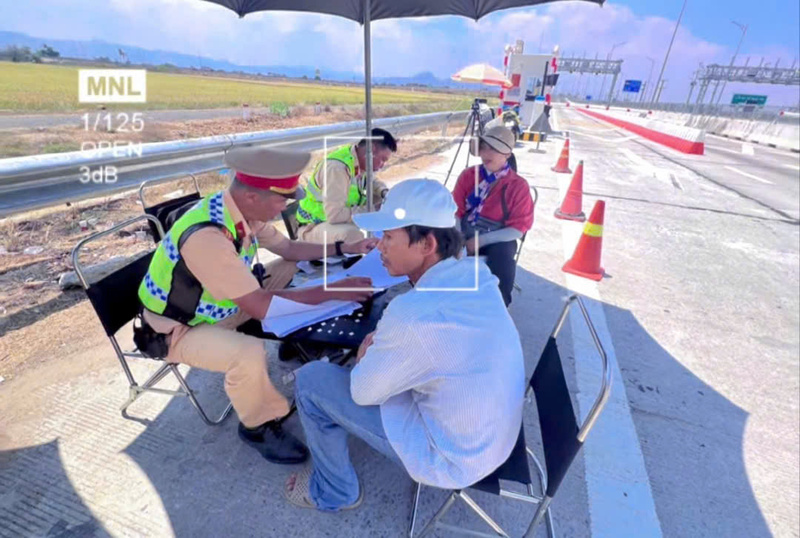 Lực lượng cảnh sát giao thông xử lý các trường hợp vi phạm giao thông trên các tuyến cao tốc. Ảnh: Cục Cảnh sát giao thông