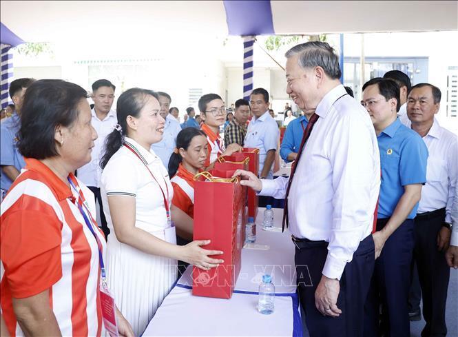 Tổng Bí thư, Chủ tịch nước Tô Lâm tặng quà cho công nhân. Ảnh: Thống Nhất/TTXVN