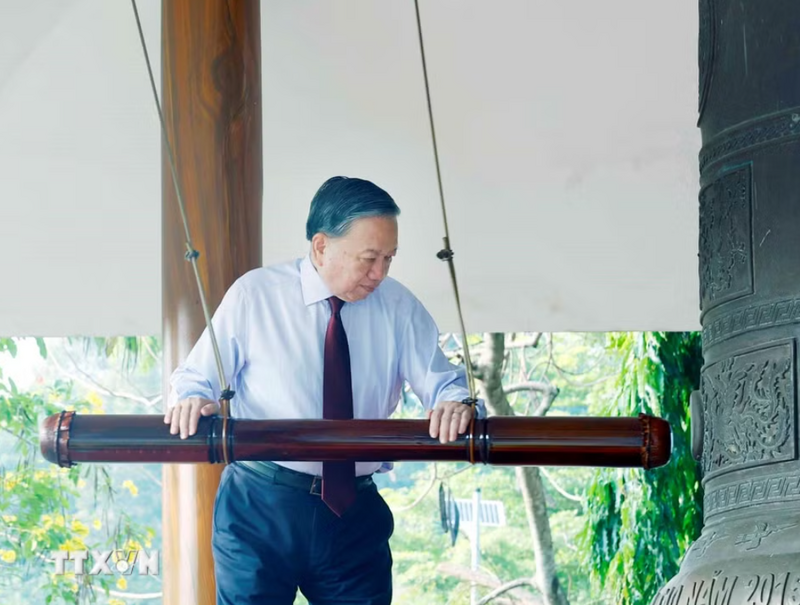 Tổng Bí thư, Chủ tịch nước Tô Lâm thỉnh chuông tại Nghĩa trang Liệt sỹ Tân Biên (Nghĩa trang Liệt sỹ Đồi 82). Ảnh: Thống Nhất/TTXVN