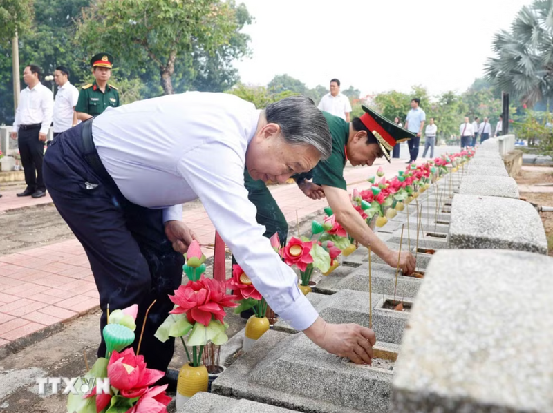 Tổng Bí thư, Chủ tịch nước Tô Lâm thắp hương tri ân các Anh hùng-Liệt sỹ tại Nghĩa trang Liệt sỹ Tân Biên (Nghĩa trang Liệt sỹ Đồi 82). Ảnh: Thống Nhất/TTXVN