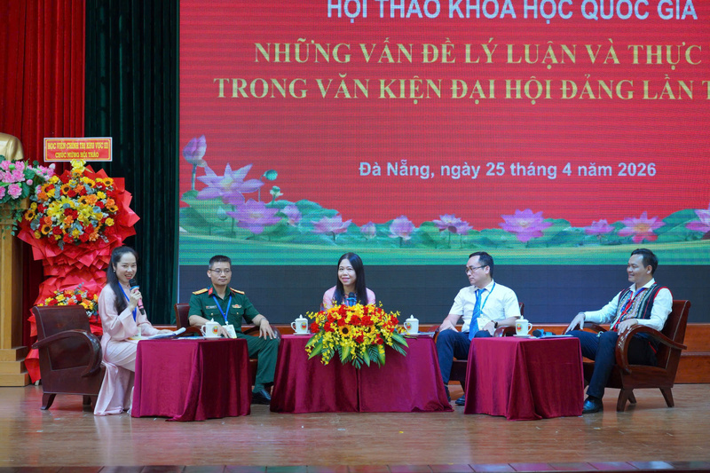 Các chuyên gia, nhà khoa học trao đổi tại phiên thảo luận trong khuôn khổ Hội thảo khoa học quốc gia “Những vấn đề lý luận và thực tiễn trong Văn kiện Đại hội Đảng lần thứ XIV”, diễn ra tại Học viện Chính trị khu vực III. Ảnh: Anh Đào.