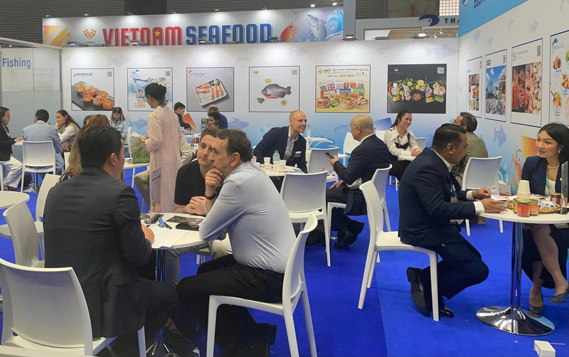 Doanh nghiệp thủy sản Việt Nam và các đối tác quốc tế trao đổi tại sự kiện.