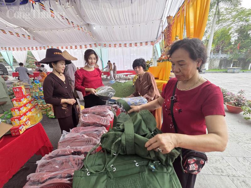 Người dân từ khắp mọi miền đất nước về thăm viếng, sắp lễ dâng hương tại Nghĩa trang Liệt sỹ Quốc gia Vị Xuyên dịp tháng 4. Ảnh: Văn Thi