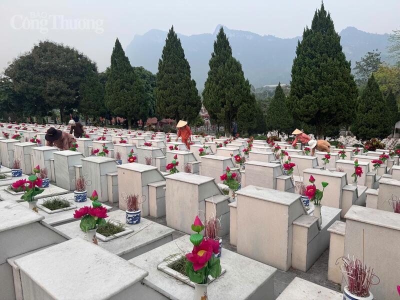 Những phần mộ của các anh hùng liệt sỹ được nhân dân và các đoàn thiện nguyện đến quét dọn, bao sái sạch sẽ thường xuyên. Ảnh: Lê Hà