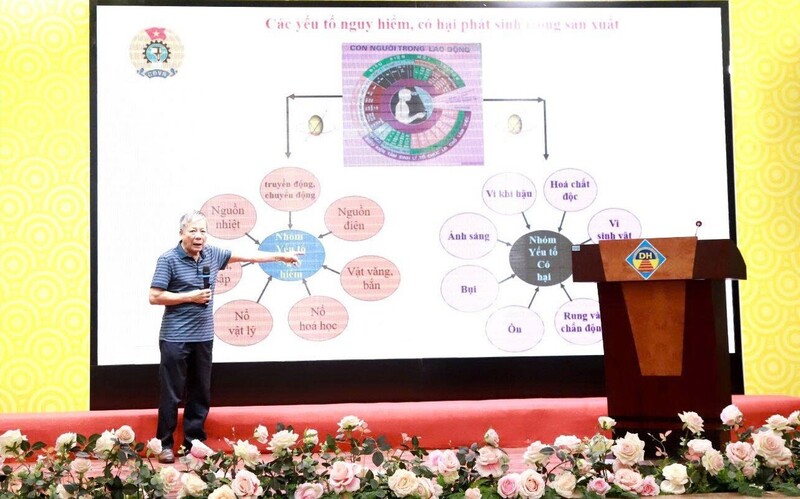 Ông Đỗ Văn Khánh, nguyên Phó trưởng ban Chính sách - Pháp luật Liên đoàn Lao động tỉnh Quảng Ninh truyền giảng các nội dung tại lớp bồi dưỡng kỹ năng, nghiệp vụ cho 210 ATVSV trong Công ty Than Dương Huy - TKV. Ảnh: Trần Toàn.