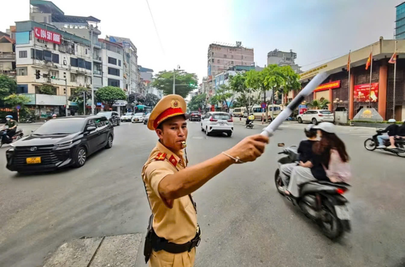 Cảnh sát giao thông Thủ đô ứng trực, phân luồng giao thông. Ảnh: Phạm Công