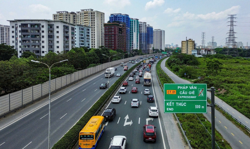 Xe cộ ùn tắc hướng về trung tâm Hà Nội trong chiều 27/4. Ảnh: Hồng Quang